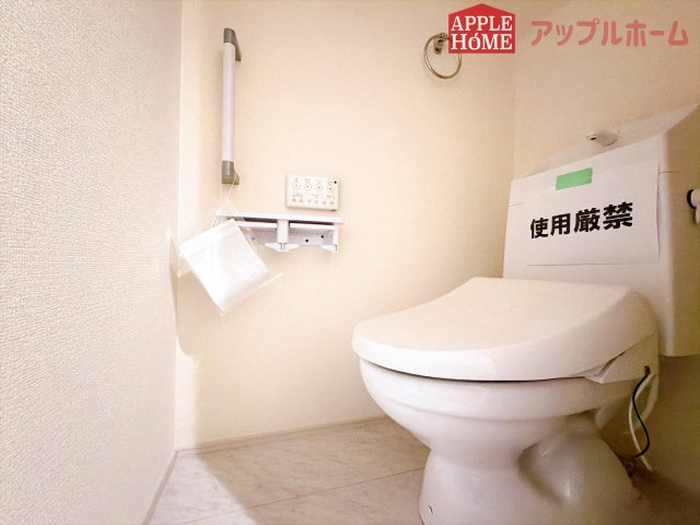 [新築住宅] 鶴ヶ島市下新田 第3 全3棟のトイレ|白を基調とした清潔感のある明るい空間。温水洗浄便座付きで、毎日快適・清潔に使用できます。操作しやすい壁面リモコンを採用しています。
