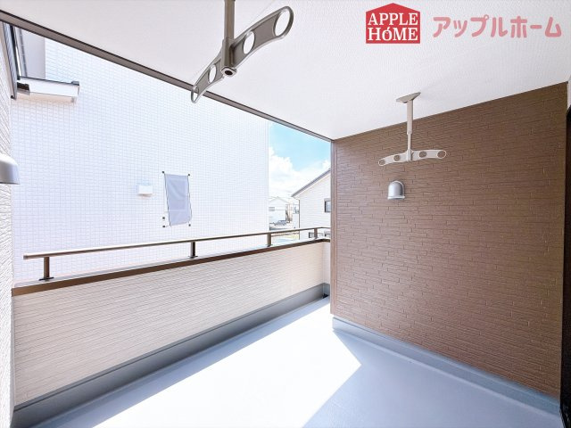 [新築住宅] 鶴ヶ島市下新田 第3 全3棟のバルコニー|家族分の洗濯物もしっかり干せます。日当たりも良く、毎日のお洗濯が楽しくなりそう♪お布団は手軽に干せていつもポカポカに☆