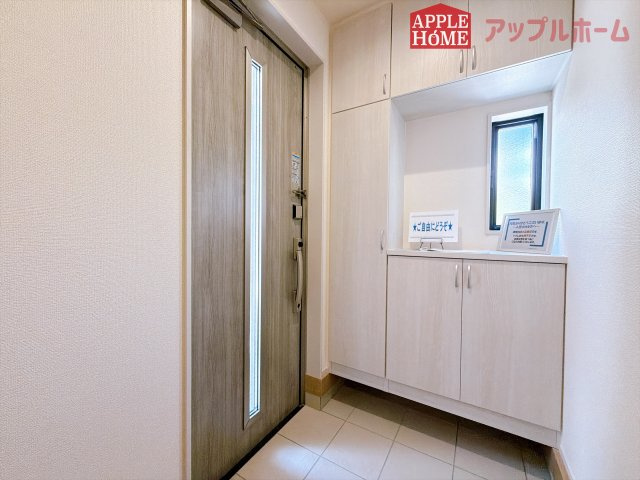 [新築住宅] 鶴ヶ島市下新田 第3 全3棟の玄関|上下棚にたっぷり靴を収納できます。「ただいま」と玄関を開けた瞬間から、奥に広がる空間を明るい室内を感じられますね♪