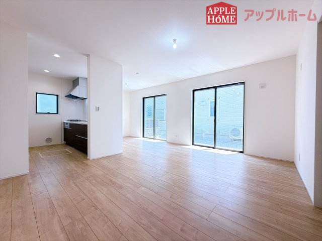 [新築住宅] 鶴ヶ島市下新田 第3 全3棟の居間・リビング|窓から差し込む光で家族を温かく包み込みます。明るいリビングで子育てする喜びを☆いつでも見学可能です！