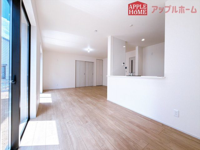 [新築住宅] 鶴ヶ島市下新田 第3 全3棟の居間・リビング|広々リビング×対面キッチンで家族の会話も弾みます♪家族団らんの秘訣は間取りにあり☆夢のマイホームを一緒に叶えましょう！