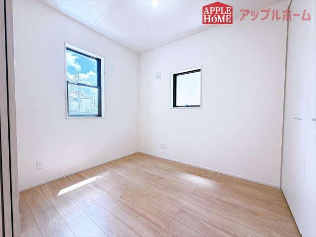 [新築住宅] 鶴ヶ島市下新田 第3 全3棟の洋室|クローゼット付きの洋室は、収納スペースが豊富で部屋全体がすっきりと片付きやすいのが特徴です。衣類や荷物を整理しやすく、生活感を抑えた洗練された空間を保てます。