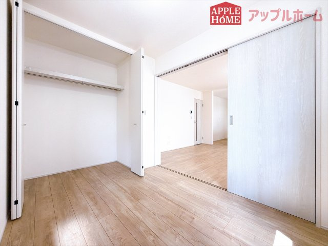 [新築住宅] 鶴ヶ島市下新田 第3 全3棟の洋室|クローゼット付きの洋室は、収納スペースが豊富で部屋全体がすっきりと片付きやすいのが特徴です。衣類や荷物を整理しやすく、生活感を抑えた洗練された空間を保てます。