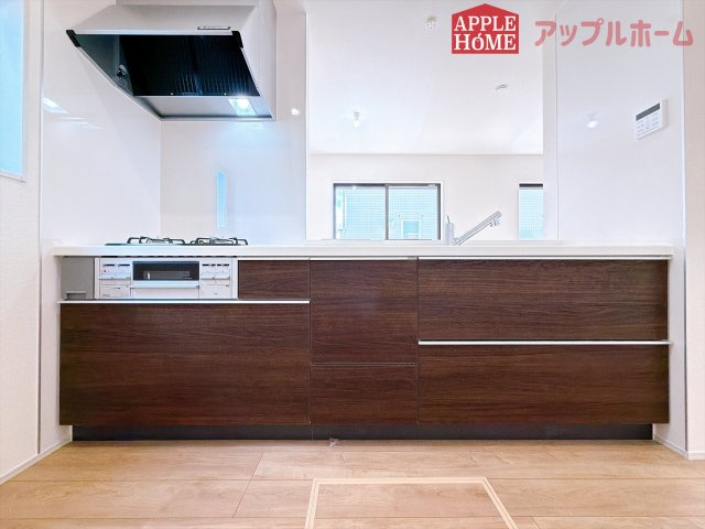 [新築住宅] 鶴ヶ島市下新田 第3 全3棟のキッチン|キッチンから部屋中が見守れるので、小さなお子様がいるご家庭でも安心です。シンプル×ナチュラルな温かい空間は、どんなスタイルの家具も合わせやすいお部屋です。