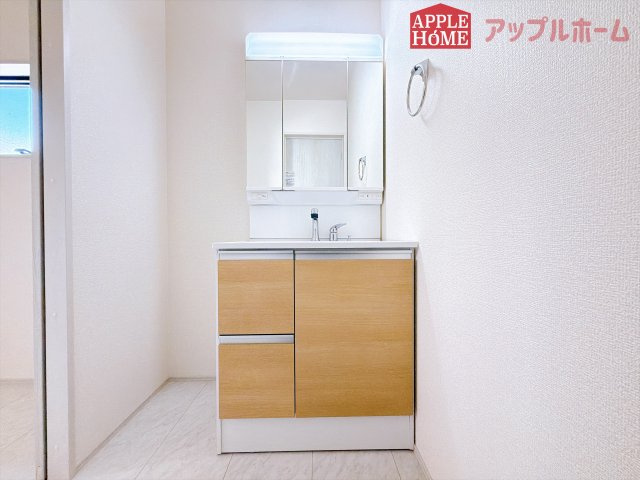 [新築住宅] 鶴ヶ島市下新田 第3 全3棟の独立洗面台|三面鏡付きの洗面化粧台ですので、たっぷりと収納いただけます。白を基調とした清潔感のある快適空間です。毎日の身支度も気持ち良くお使い頂けます！！