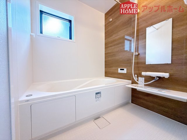 [新築住宅] 鶴ヶ島市下新田 第3 全3棟の浴室|窓付きのバスルームは、採光もあり明るく気持ちの良い空間です。窓があることで、換気環境も良好。掃除もスムーズに出来ます♪