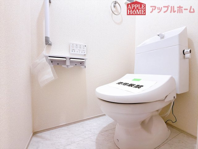 [新築住宅] 鶴ヶ島市下新田 第3 全3棟のトイレ|白を基調とした清潔感のある明るい空間。温水洗浄便座付きで、毎日快適・清潔に使用できます。操作しやすい壁面リモコンを採用しています。