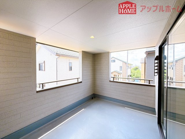 [新築住宅] 鶴ヶ島市下新田 第3 全3棟のバルコニー|インナーバルコニーで突然の雨でも安心♪直射日光を防げるので、紫外線を気にせず自然の光や風を感じながら日光浴もできちゃいます♪