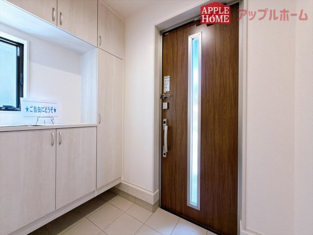 [新築住宅] 鶴ヶ島市下新田 第3 全3棟の玄関|上下棚にたっぷり靴を収納できます。「ただいま」と玄関を開けた瞬間から、奥に広がる空間を明るい室内を感じられますね♪