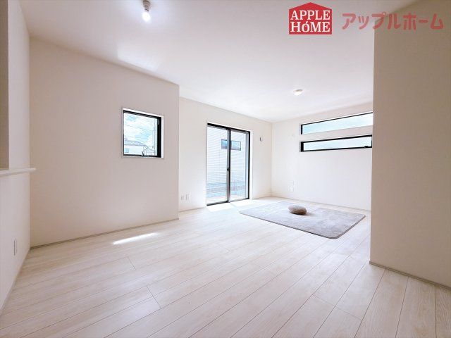 [新築住宅] 鶴ヶ島市下新田 第3 全3棟の居間・リビング|窓から差し込む光で家族を温かく包み込みます。明るいリビングで子育てする喜びを☆いつでも見学可能です！