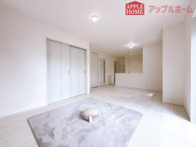 [新築住宅] 鶴ヶ島市下新田 第3 全3棟の居間・リビング|広々リビング×対面キッチンで家族の会話も弾みます♪家族団らんの秘訣は間取りにあり☆夢のマイホームを一緒に叶えましょう！