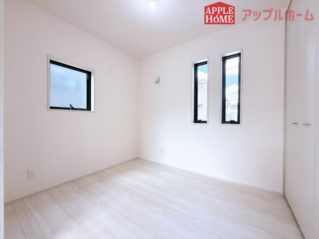 [新築住宅] 鶴ヶ島市下新田 第3 全3棟の洋室|クローゼット付きの洋室は、収納スペースが豊富で部屋全体がすっきりと片付きやすいのが特徴です。衣類や荷物を整理しやすく、生活感を抑えた洗練された空間を保てます。