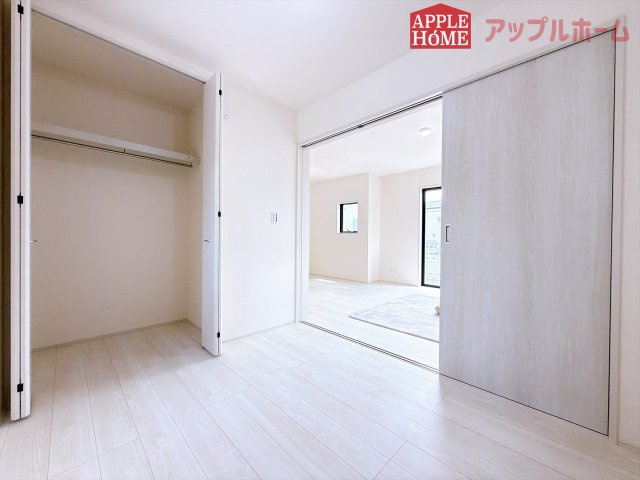 [新築住宅] 鶴ヶ島市下新田 第3 全3棟の洋室|クローゼット付きの洋室は、収納スペースが豊富で部屋全体がすっきりと片付きやすいのが特徴です。衣類や荷物を整理しやすく、生活感を抑えた洗練された空間を保てます。