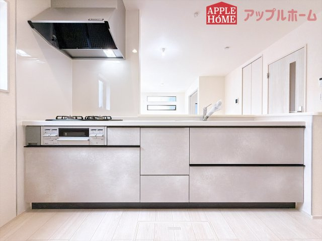 [新築住宅] 鶴ヶ島市下新田 第3 全3棟のキッチン|対面式キッチンは、家族のコミュニケーションを育み、子育て家族にも好適なプラン！リビングで寛ぐご家族をいつも感じられます♪会話を楽しみながら家事ができ、小さいお子様がいても安心です！