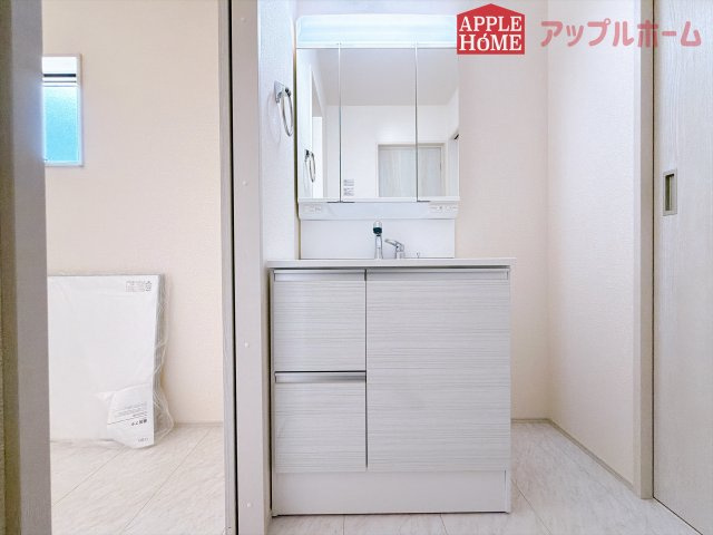 [新築住宅] 鶴ヶ島市下新田 第3 全3棟の独立洗面台|三面鏡付きの洗面化粧台ですので、たっぷりと収納いただけます。白を基調とした清潔感のある快適空間です。毎日の身支度も気持ち良くお使い頂けます！！