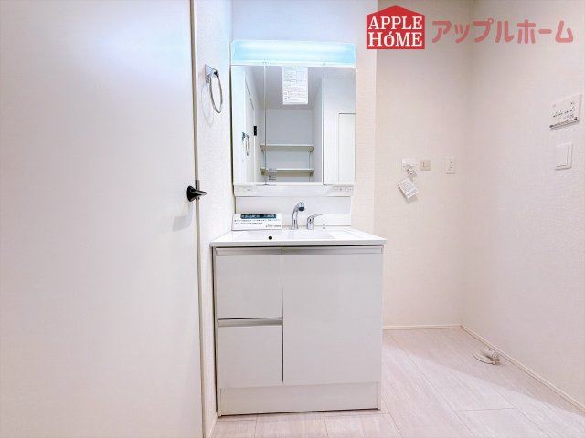 [新築住宅] 深谷市天神町 全2棟の独立洗面台|三面鏡付きの洗面化粧台ですので、たっぷりと収納いただけます。白を基調とした清潔感のある快適空間です。毎日の身支度も気持ち良くお使い頂けます！！