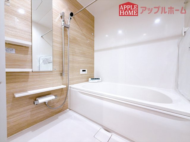[新築住宅] 深谷市天神町 全2棟の浴室|ゆったり寛げる1坪タイプのシステムバス。足を伸ばしてゆっくりとくつろげます。お子様と一緒に入ってもゆとりがありますね♪便利な浴室乾燥機付き！