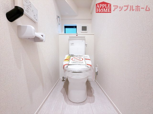 [新築住宅] 深谷市天神町 全2棟のトイレ|白を基調とした清潔感のある明るい空間。温水洗浄便座付きで、毎日快適・清潔に使用できます。操作しやすい壁面リモコンを採用しています。