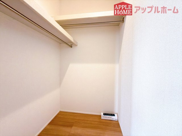 [新築住宅] 深谷市天神町 全2棟の収納|お洋服を大切にされる方に大変喜ばれる、ウォークインクローゼット。お洋服以外にも掃除機やスーツケースなどを一箇所に集約できるのは魅力ですね！扉が一箇所ですので、お部屋の見た目にもスッキリ！