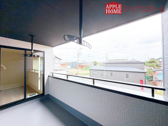 [新築住宅] 深谷市天神町 全2棟のバルコニー|インナーバルコニーで突然の雨でも安心♪直射日光を防げるので、紫外線を気にせず自然の光や風を感じながら日光浴もできちゃいます♪
