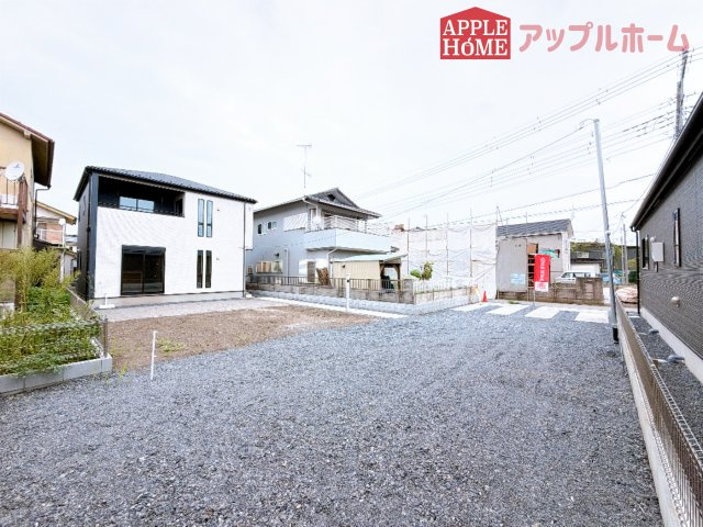 [新築住宅] 深谷市天神町 全2棟の外観|90坪の広々とした敷地。複数台駐車可能&広いお庭付き♪南向きの広々お庭は家族でバーベキューなどするのもいいですね♪