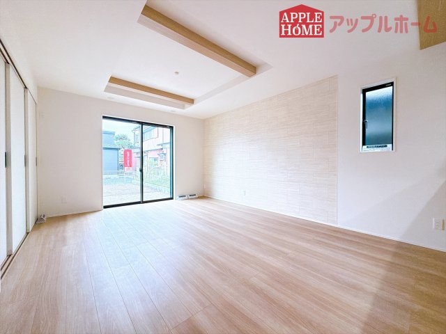 [新築住宅] 深谷市天神町 全2棟の居間・リビング|窓から差し込む光で家族を温かく包み込みます。明るいリビングで子育てする喜びを☆いつでも見学可能です！