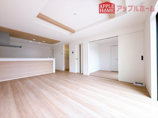 [新築住宅] 深谷市天神町 全2棟の居間・リビング|広々リビング×対面キッチンで家族の会話も弾みます♪家族団らんの秘訣は間取りにあり☆夢のマイホームを一緒に叶えましょう！