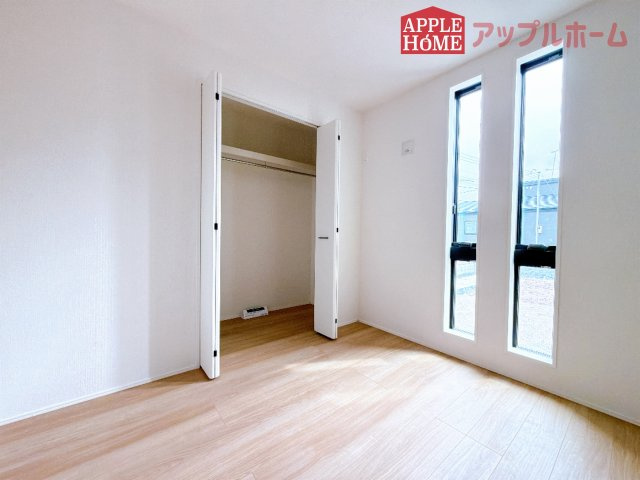 [新築住宅] 深谷市天神町 全2棟の洋室|クローゼット付きの洋室は、収納スペースが豊富で部屋全体がすっきりと片付きやすいのが特徴です。衣類や荷物を整理しやすく、生活感を抑えた洗練された空間を保てます。