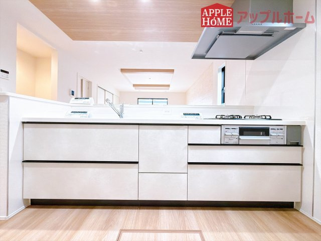 [新築住宅] 深谷市天神町 全2棟のキッチン|キッチンから部屋中が見守れるので、小さなお子様がいるご家庭でも安心です。シンプル×ナチュラルな温かい空間は、どんなスタイルの家具も合わせやすいお部屋です。