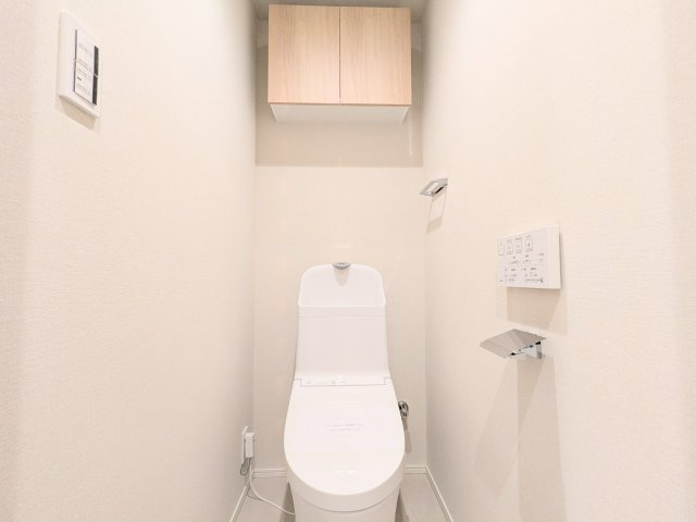 ファミール亀戸のトイレ|～吊戸棚付きのトイレ写真～ 消耗品等の収納が可能で便利です！
