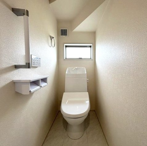 リーブルガーデンS第12富士見町時沢　5号棟のトイレ|1階トイレです。清潔感のある白を基調としています。
温水洗浄・便座暖房機能の付いた快適なトイレです☆
