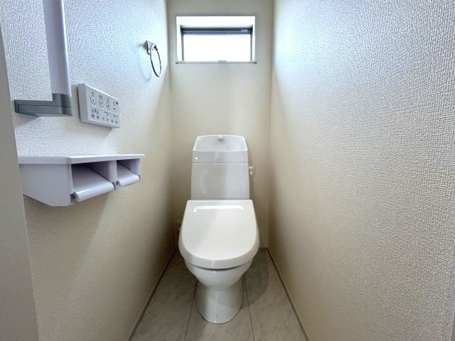 リーブルガーデンS第12富士見町時沢　5号棟のトイレ|2階トイレです。清潔感のある白を基調としています。
