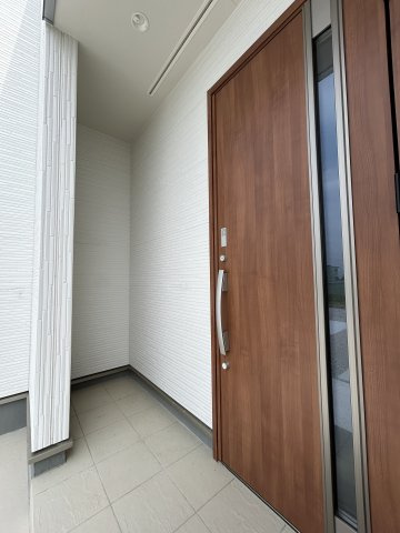 リーブルガーデンS第12富士見町時沢　5号棟の玄関|ちょっとしたスペースがあります♪