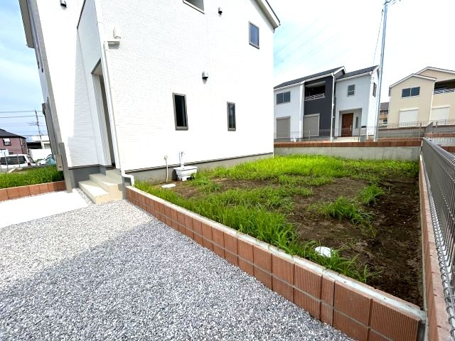 リーブルガーデンS第12富士見町時沢　5号棟の庭|ガーデニングも楽しめます♪