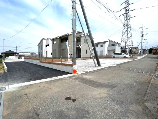 リーブルガーデンS第12富士見町時沢　5号棟の前面道路含む現地写真|前面道路も広々しています