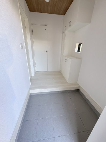 三郷市彦糸1丁目　新築戸建　全2棟　1号棟の玄関|同施工会社の参考写真になります。