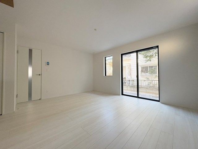 三郷市彦糸1丁目　新築戸建　全2棟　1号棟の居間・リビング|同施工会社の参考写真になります。
