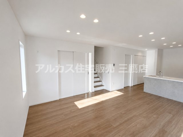 府中市南町2丁目　京王線　分倍河原駅　新築戸建の居間・リビング| 階段や各部屋への扉が集約された機能的なリビング空間です。壁面沿いには扉付きの収納も備わっており、リビング周りをすっきりと保てます。