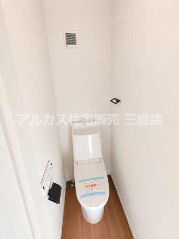 府中市南町2丁目　京王線　分倍河原駅　新築戸建のトイレ|温水洗浄便座や壁面リモコン、ペーパーホルダーを備えたトイレ空間です。温かみのある木目調フロアと清潔感のあるホワイトで統一されています。