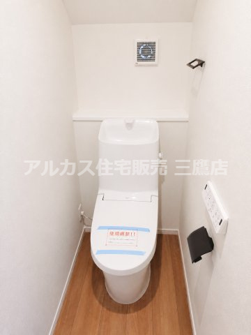 府中市南町2丁目　京王線　分倍河原駅　新築戸建のトイレ|ホワイトを基調としたすっきりとしたデザインのトイレです。背面のカウンターやタオル掛け、壁面リモコンなどの使いやすい設備が整っています。