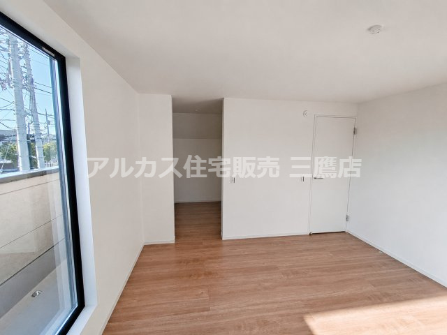 府中市南町2丁目　京王線　分倍河原駅　新築戸建の洋室|白を基調とした洗面化粧台と清潔感のある洗面室です。三面鏡や手元を照らす照明、足元の引き出し収納を備え、身支度がスムーズに行えます。