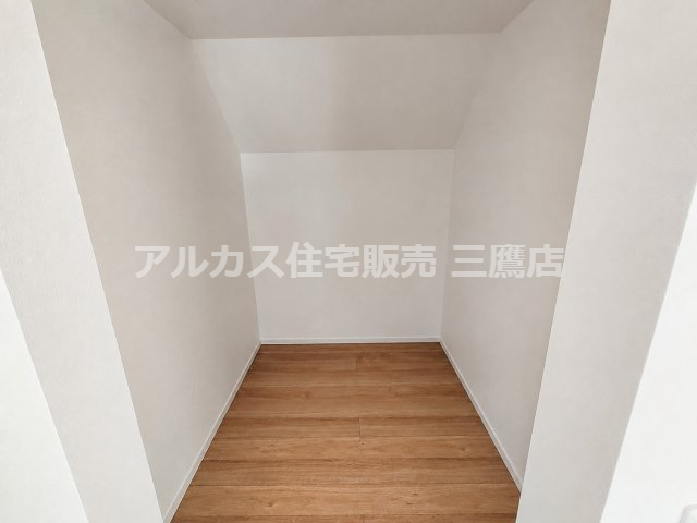 府中市南町2丁目　京王線　分倍河原駅　新築戸建の収納|木目調フロアと白のクロスで仕上げられた自由度の高いウォークインクローゼットです。収納棚やラックを自由に配置して活用できます。