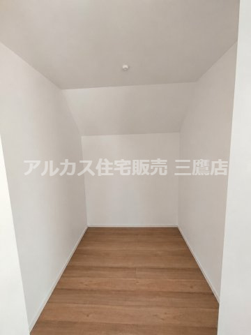 府中市南町2丁目　京王線　分倍河原駅　新築戸建の収納|奥行きにゆとりのあるウォークインクローゼット空間です。衣装ケースや大型の荷物もすっきりと収まり、お好みの収納レイアウトが楽しめます。
