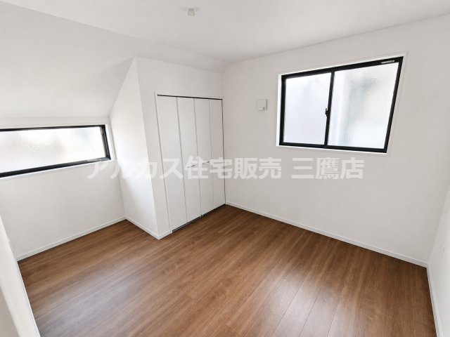 府中市南町2丁目　京王線　分倍河原駅　新築戸建の洋室|2面に窓を配置し、明るく過ごしやすい洋室です。クローゼット収納も確保されており、お部屋をすっきりと保てます。