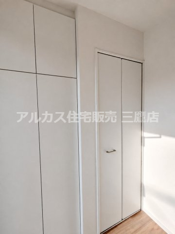 府中市南町2丁目　京王線　分倍河原駅　新築戸建の玄関|白を基調としたすっきりとしたデザインの収納扉です。壁面と統一感のある色合いで、すっきりとした玄関空間を保ちやすくなっています。