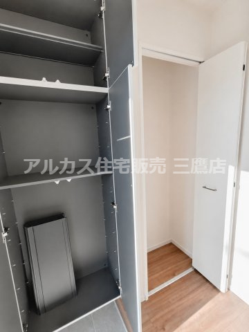 府中市南町2丁目　京王線　分倍河原駅　新築戸建の玄関|可動棚を備えたシューズボックスと廊下側の収納スペースです。高さのあるシューズ収納は靴のサイズに合わせて整理整頓に役立ちます。