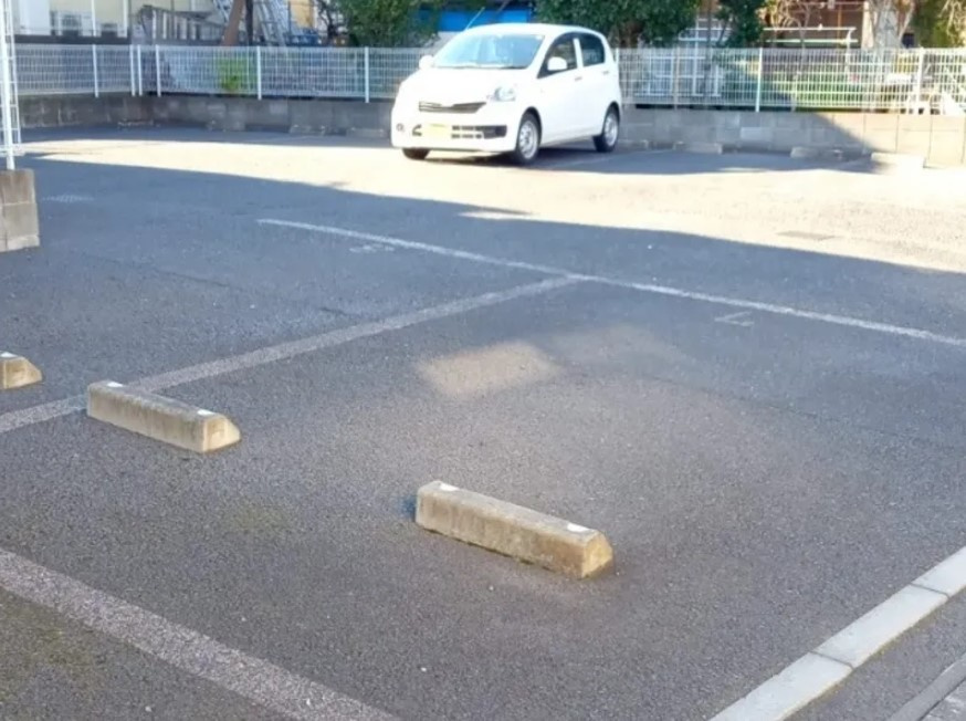 レオパレスメゾンローリエ2の駐車場
