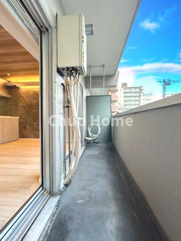 新大橋永谷マンションのバルコニー|【バルコニー】幅もあって、奥行きもあるゆとりのバルコニー。洗濯物を干したり乾かしたりだけでなく、ただ出てみるだけでも気持ちいいですよ。