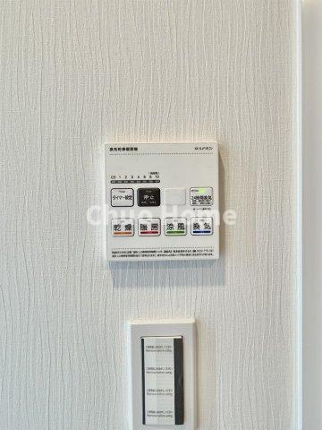 新大橋永谷マンションの冷暖房・空調設備|【浴室乾燥機】暖房・冷風・換気・乾燥が可能です。毎日を快適に過ごせるうれしい機能が揃っています。雨の日の洗濯物も安心です。