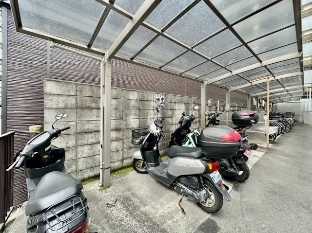 新大橋永谷マンションの駐車場|【バイク置場】最新の空き状況や費用などの詳細は担当スタッフまでお問い合わせください。